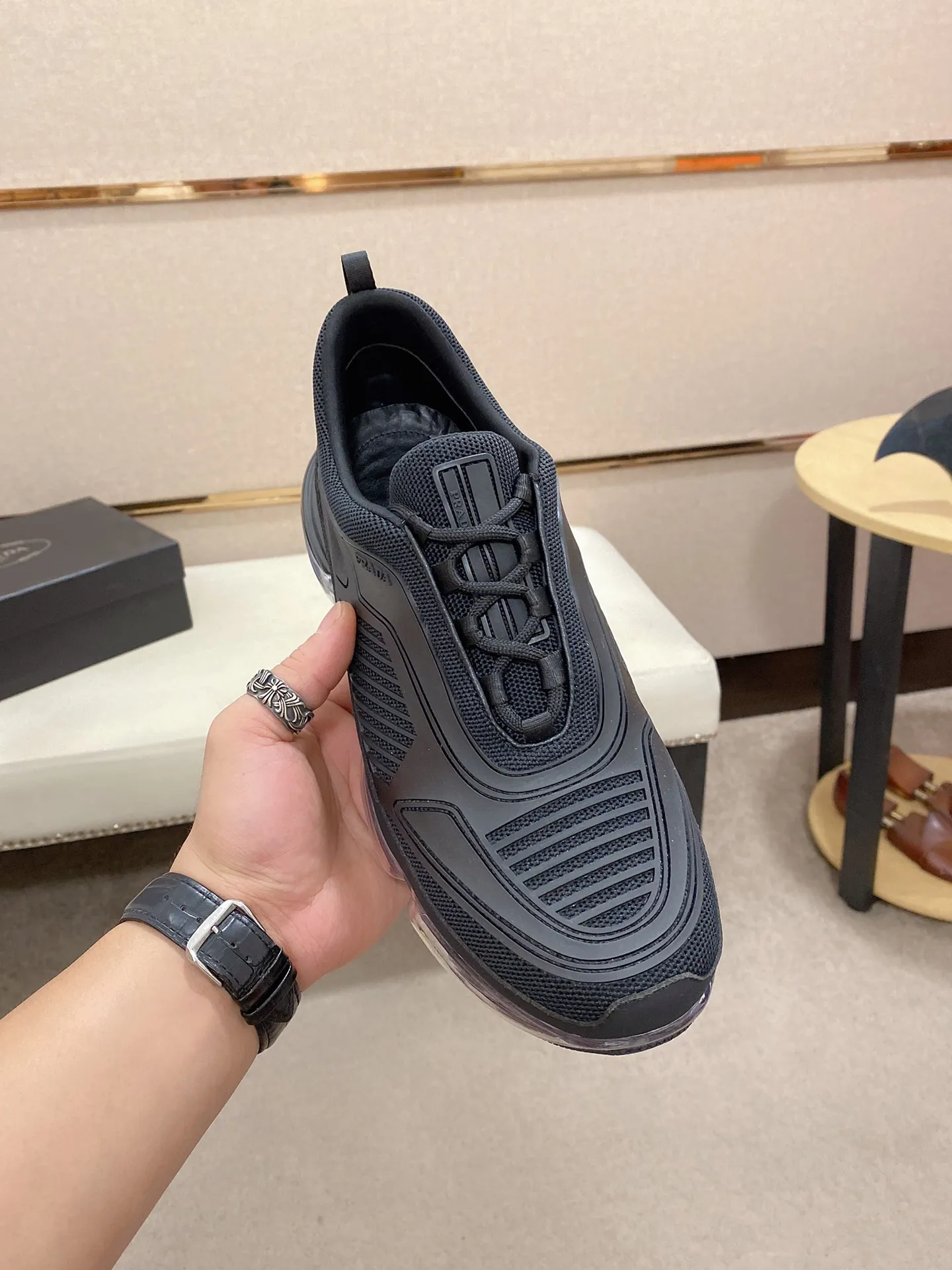 Factory price: 640💰 ✔️✔️✔️High-quality new PRADA counters are launched simultaneously. The new men's shoes and 😘fabric are made of high-tech glue-spraying technology. Lining: Full cowhide lining. 👍🏿 High-end ☄️ air-cushion molded anti-slip rubber outsole, exquisite lines, simple and elegant, comfortable and high-end for leisure travel. Code number: 38 to 45